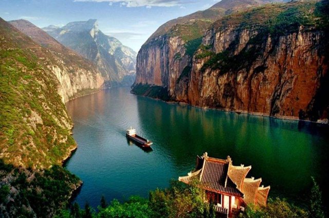 两岸猿声啼不住轻舟已过万重山是什么意思？