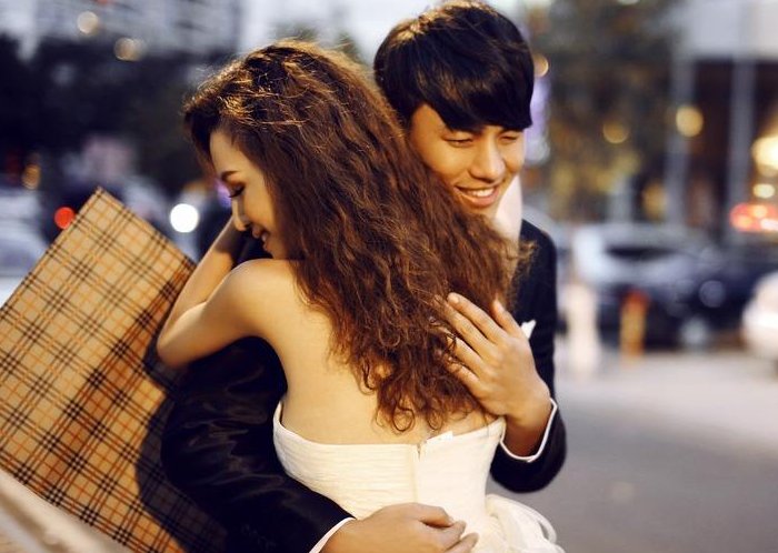 被女孩子欺骗后，她又对我表白，我该接受吗？