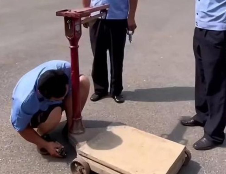 杭州男子卖盒饭跪求别处罚,官方:系无证经营,此行为该如何定性?