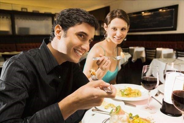 为什么有人吃饭喜欢伸舌头舔盘子呢?