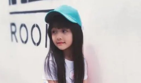 冯雪雅和哈琳是一个人吗