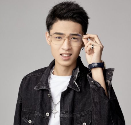 秦霄贤在综艺中弯腰被孟鹤堂踢,他们之间的关系怎么样?